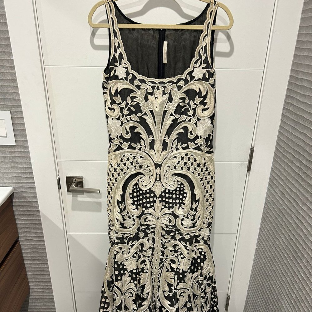 Elegant Naeem Khan Black and White Gown - Size 12 - Gently Used